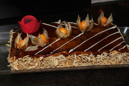 Bolo de noz com cobertura de caramelo