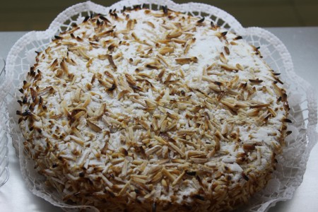 Bolo de amêndoa queimada